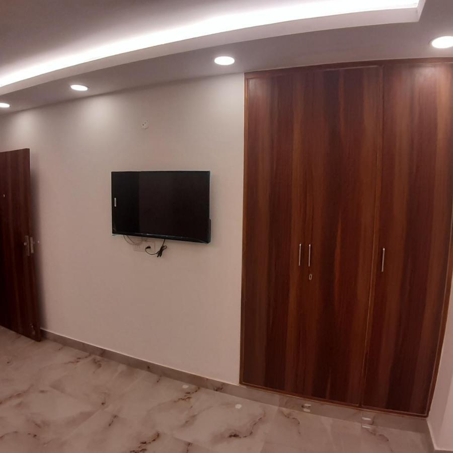 Triom Hotel Дели Экстерьер фото